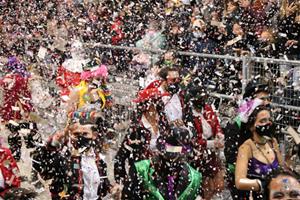 Sitges es converteix en un gran escenari de música, disfresses i colors amb la multitudinària rua de l'Extermini