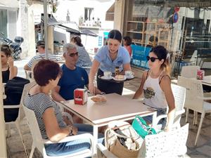 Sitges impulsa una nova campanya per ajudar a la cerca de candidats per treballar al sector de l’hostaleria . Ajuntament de Sitges