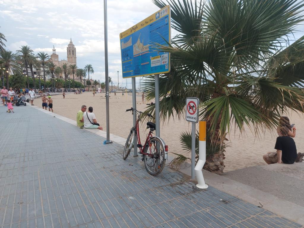 Sitges instal·la 25 cendrers a les platges centrals. Ajuntament de Sitges