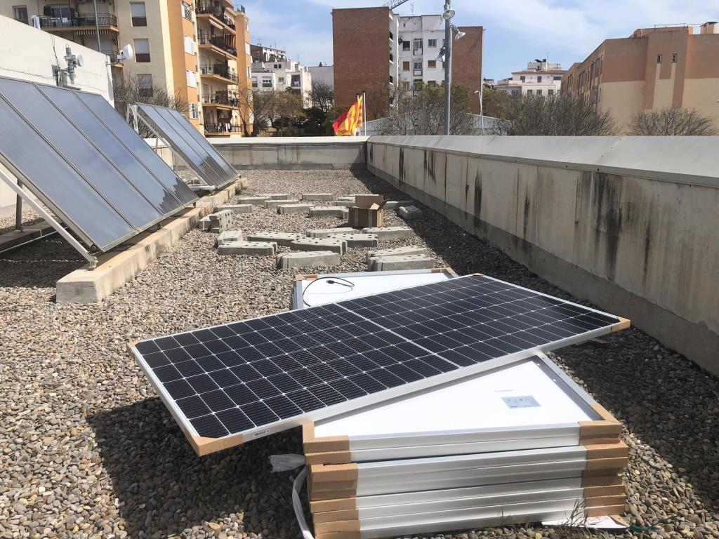 Sitges instal·la plaques fotovoltaiques a la prefectura de la Policia Local . Ajuntament de Sitges