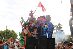 Sitges llueix el seu orgull LGTBIQ+ amb una multitudinària desfilada després de dos anys d’absència. ACN