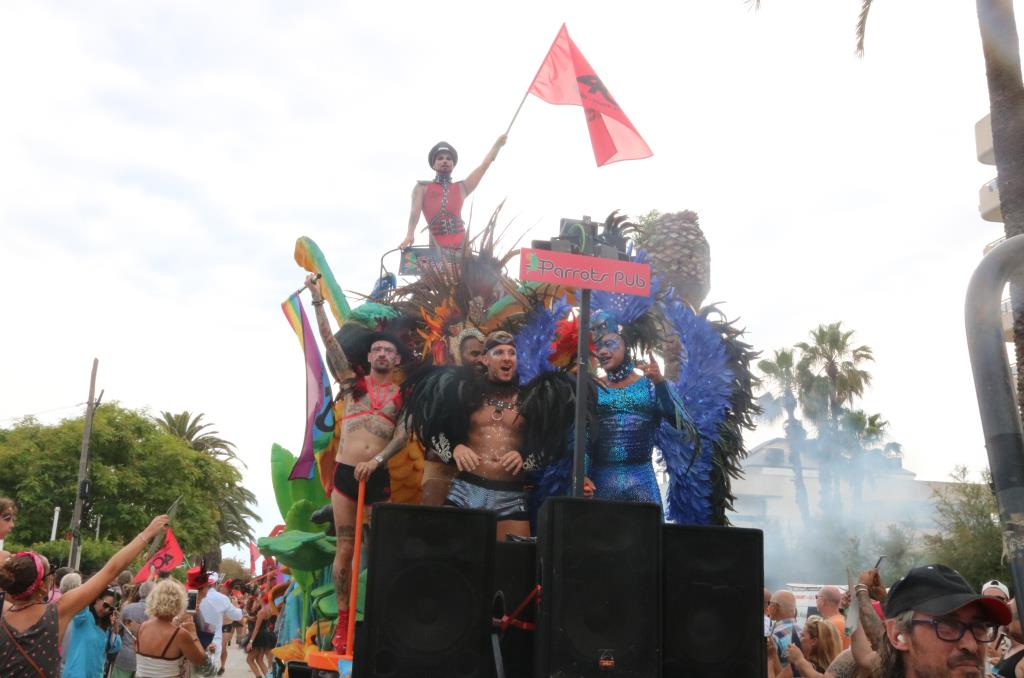 Sitges llueix el seu orgull LGTBIQ+ amb una multitudinària desfilada després de dos anys d’absència. ACN