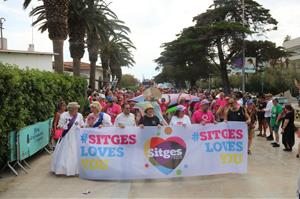 Sitges llueix el seu orgull LGTBIQ+ amb una multitudinària desfilada després de dos anys d’absència
