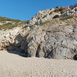 Sitges neteja i assegura un talús natural a Cala Ginesta . Ajuntament de Sitges