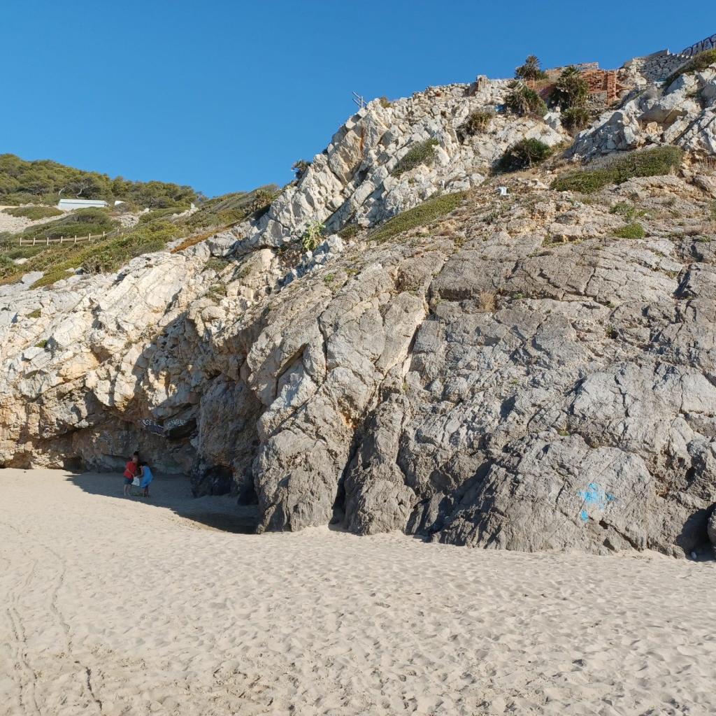 Sitges neteja i assegura un talús natural a Cala Ginesta . Ajuntament de Sitges