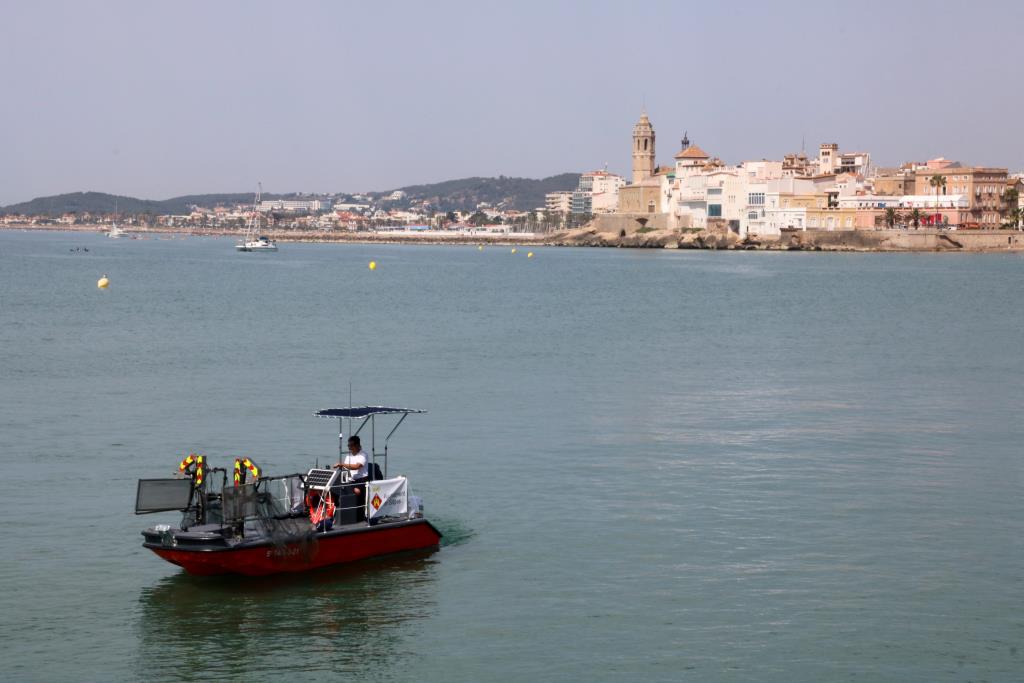 Sitges recull del mar 385 quilos de brossa des del juny, el 77% del volum retirat tot l'estiu passat. Ajuntament de Sitges