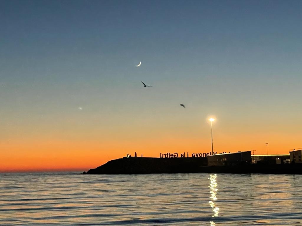 Sortida del sol des del mar a Vilanova i la Geltrú. Soletes d'hivern