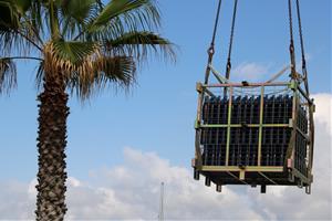 Submergeixen per primer cop en un port 500 ampolles de Malvasia de Sitges per experimentar un nou procés d'envelliment