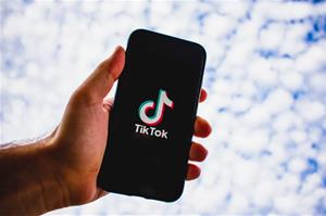 Tik Tok. Eix