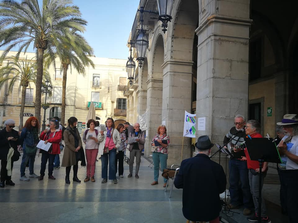 Trobada per cantar a la plaça de la Vila de Vilanova. Eix