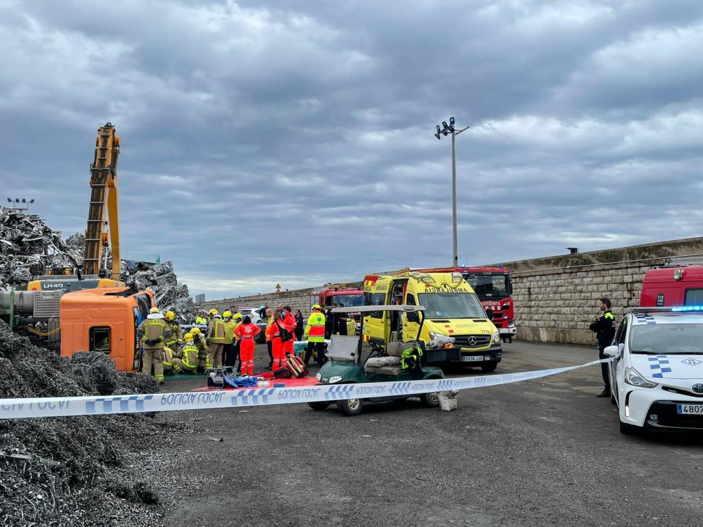 Un camioner resulta ferit greu en un accident laboral al port de Vilanova. Policia local de Vilanova