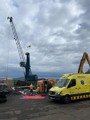 Un camioner resulta ferit greu en un accident laboral al port de Vilanova