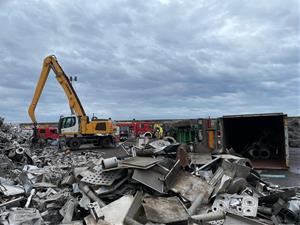 Un camioner resulta ferit greu en un accident laboral al port de Vilanova