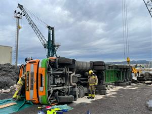 Un camioner resulta ferit greu en un accident laboral al port de Vilanova