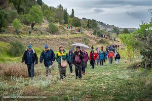 Un centenar de persones participen a la plantada d'una alzina en memòria de la vilafranquina Mònica Hill