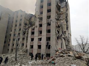 Un edifici destruït pels bombardejos a la ciutat de Txernihiv, al nord de Kíiv. ACN