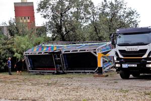 Un esclafit a Vilafranca del Penedès inunda carrers i tomba arbres