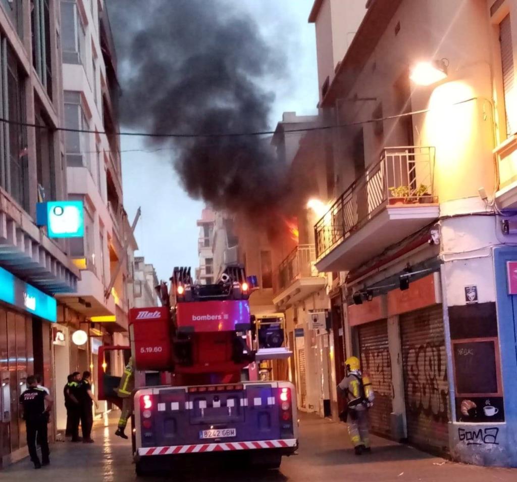 Un espectacular incendi al centre de Vilanova calcina completament un habitatge. Bombers