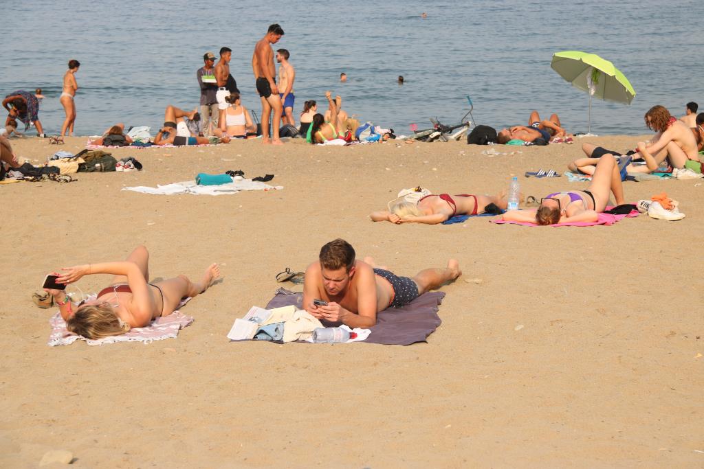 Un estudi detecta una alta quantitat de microplàstics a les zones de bany catalanes. ACN