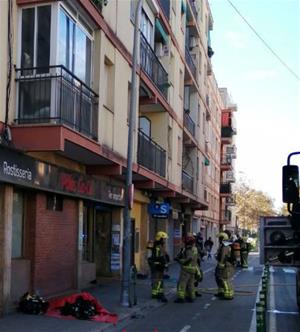 Un ferit greu per cremades en un incendi en un bloc de pisos a Vilanova i la Geltrú. Bombers