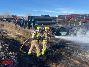 Un incendi en una fàbrica de tubs de plàstic fa confinar veïns del Baix Penedès. Bombers