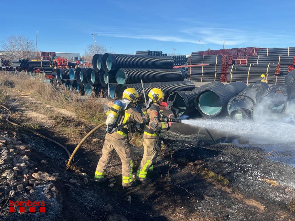 Un incendi en una fàbrica de tubs de plàstic fa confinar veïns del Baix Penedès. Bombers