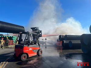 Un incendi en una fàbrica de tubs de plàstic fa confinar veïns del Baix Penedès