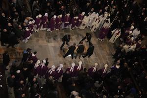 Un miler de persones acomiaden el penedesenc Francesc Pardo, bisbe de Girona, durant el funeral a la catedral. ACN