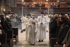 Un miler de persones acomiaden el penedesenc Francesc Pardo, bisbe de Girona, durant el funeral a la catedral