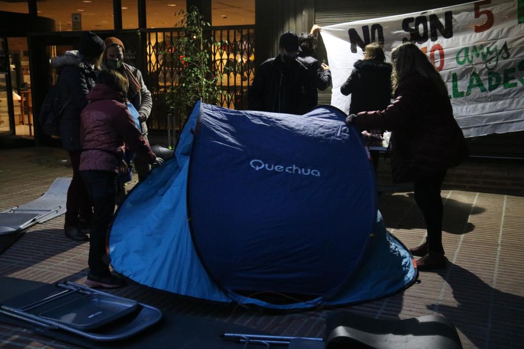 Una acampada a les portes del departament d'Educació escalfa l'inici de cinc dies de vaga . ACN