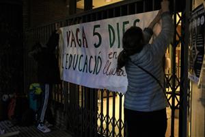 Una acampada a les portes del departament d'Educació escalfa l'inici de cinc dies de vaga 