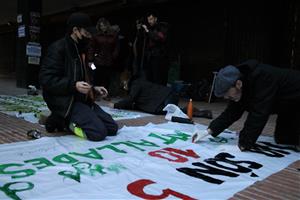 Una acampada a les portes del departament d'Educació escalfa l'inici de cinc dies de vaga 