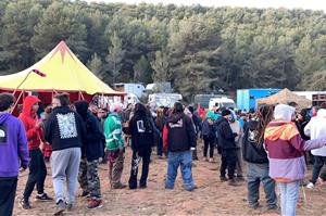 Una festa il·legal reuneix un miler de persones a un descampat del Baix Penedès des de la matinada