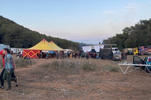 Una festa il·legal reuneix un miler de persones a un descampat del Baix Penedès des de la matinada