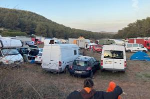 Una festa il·legal reuneix un miler de persones a un descampat del Montmell des de la matinada