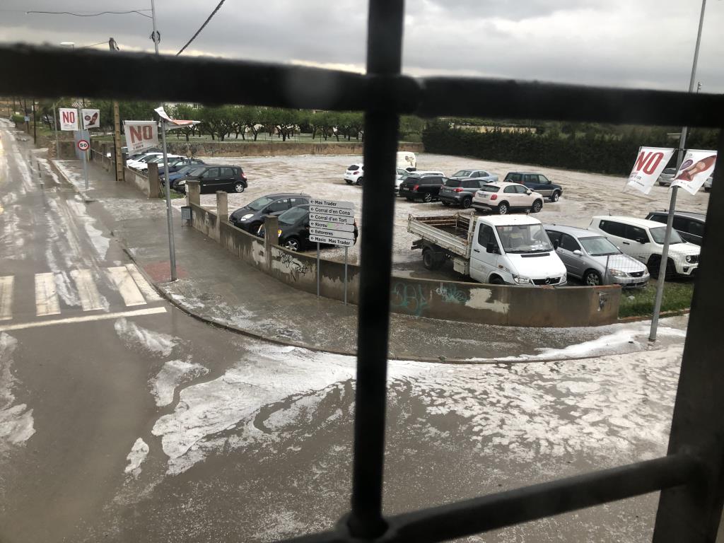 Una intensa pedregada cobreix de blanc carrers i parcs infantils a Cubelles . EIX