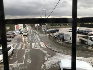 Una intensa pedregada cobreix de blanc carrers i parcs infantils a Cubelles