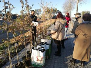 Una vintena de voluntaris i familiars comencen a plantar el Bosc de la Memòria de la deportació 