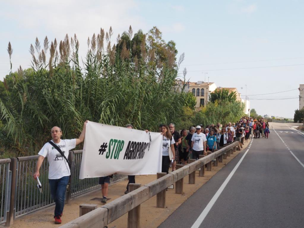 Unes 200 persones es mobilitzen contra de la implantació de l'Agroparc Ametller Origen a l'Alt Penedès. StopAgroparc 