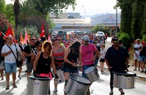 Unes 400 persones es manifesten a l'Arboç contra l'acomiadament d'un 17% de la plantilla de Saint Gobain. ACN