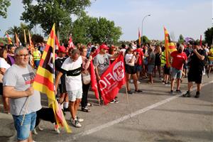 Unes 400 persones es manifesten a l'Arboç contra l'acomiadament d'un 17% de la plantilla de Saint Gobain