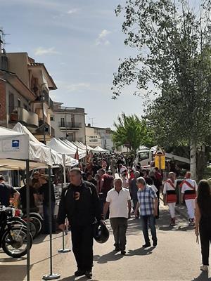 Unes 5.000 persones han passat pel Vade Fires de Canyelles, que acull gastronomia, motor, entitats, artesania i música