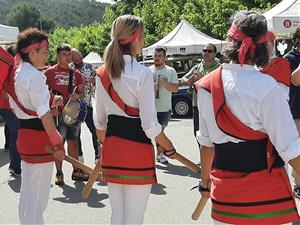 Unes 5.000 persones han passat pel Vade Fires de Canyelles, que acull gastronomia, motor, entitats, artesania i música