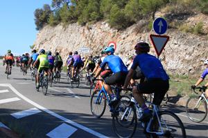 Uns 300 ciclistes han homenatjat aquest diumenge amb una pedalada a la carretera de les Costes del Garraf els seus companys morts en un atropellament 