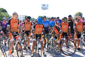 Uns 300 ciclistes han homenatjat aquest diumenge amb una pedalada a la carretera de les Costes del Garraf els seus companys morts en un atropellament 