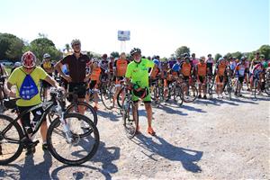 Uns 300 ciclistes han homenatjat aquest diumenge amb una pedalada a la carretera de les Costes del Garraf els seus companys morts en un atropellament 