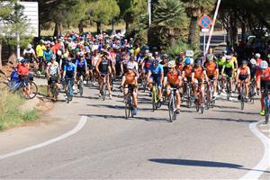 Uns 300 ciclistes han homenatjat aquest diumenge amb una pedalada a la carretera de les Costes del Garraf els seus companys morts en un atropellament 