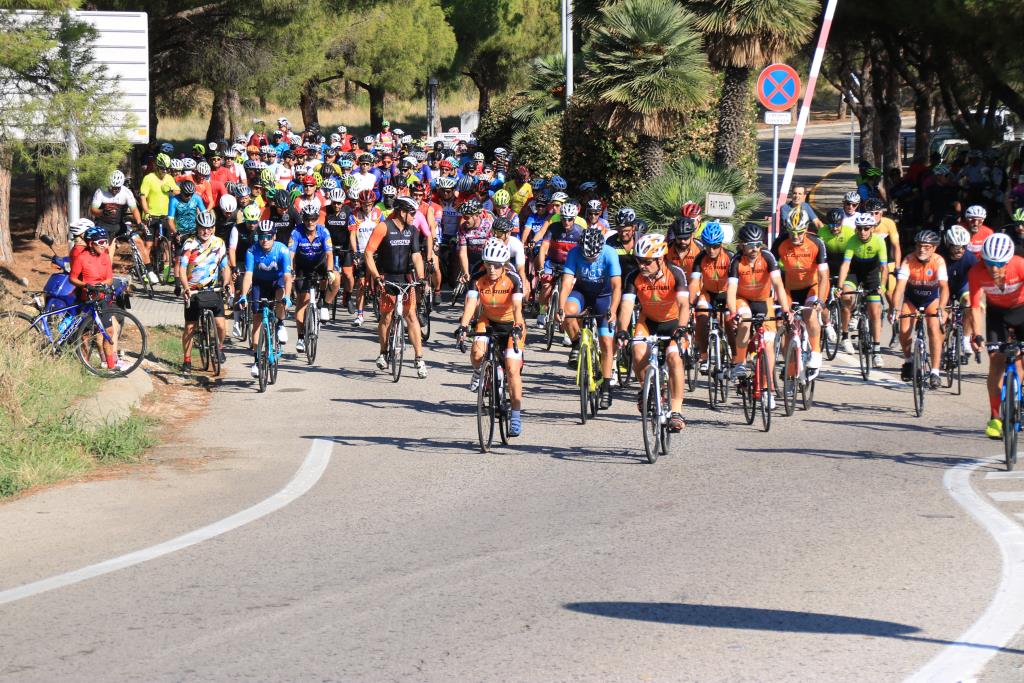 Uns 300 ciclistes han homenatjat aquest diumenge amb una pedalada a la carretera de les Costes del Garraf els seus companys morts en un atropellament 