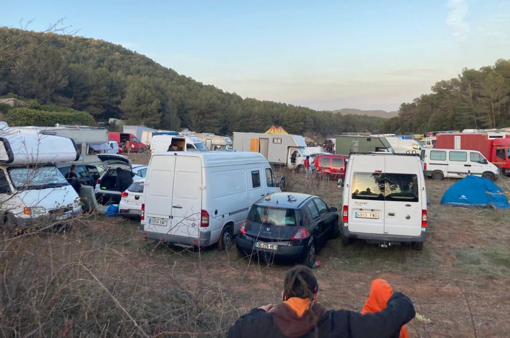 UP denuncia la destrossa d'una vinya en la festa multitudinària il·legal a la serra del Montmell. ACN