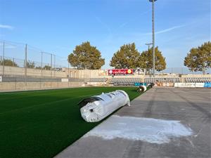 Vilanova canvia la gespa del Complex Municipal de Futbol dels Alumnes Obrers . Susana Nogueira